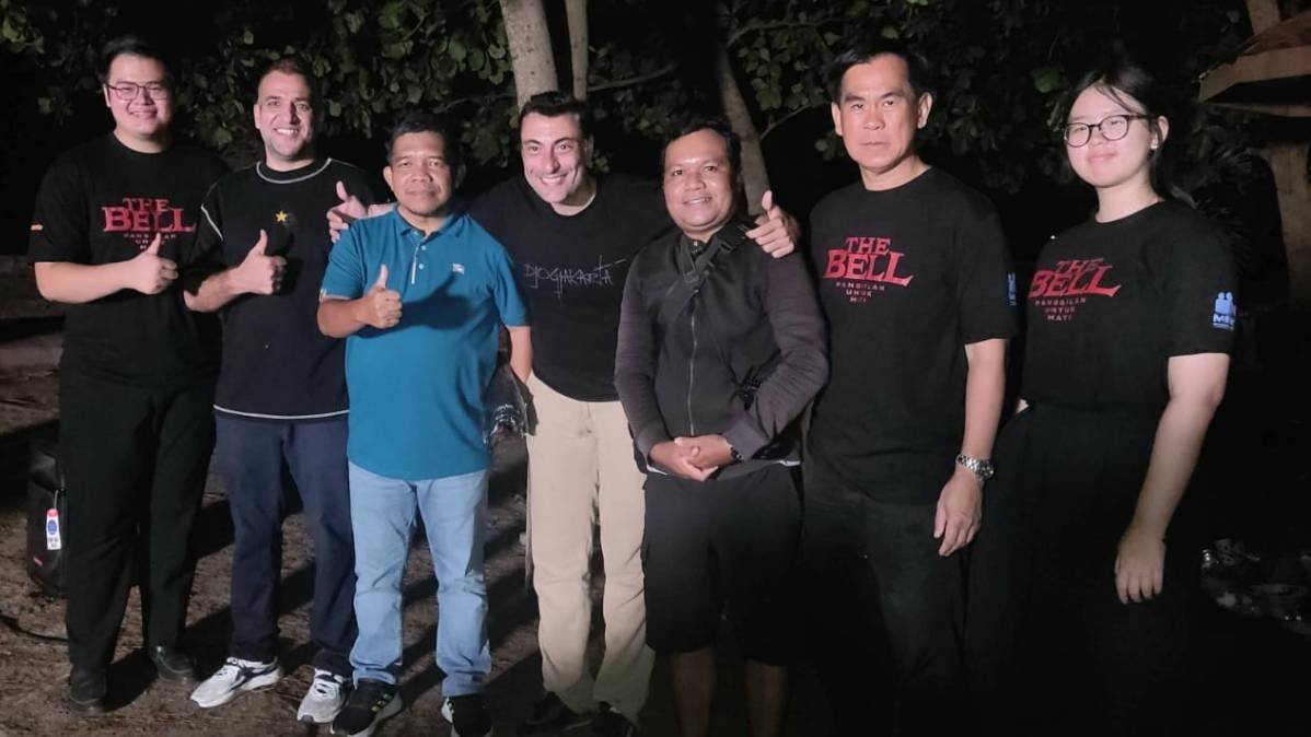 Kadisbudpar Beltim Berfoto dengan Kru Film The Bell