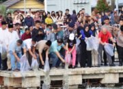 Tebar 2000 Bibit Ikan di Kolong Minyak, Bupati Sebut Meningkatkan Ketahanan Pangan