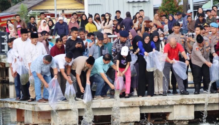 Tebar 2000 Bibit Ikan di Kolong Minyak, Bupati Sebut Meningkatkan Ketahanan Pangan
