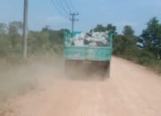 PT HPI Angkut Kaolin Lewati Fasilitas Umum, Warga Batu Penyu Khawatir Jalan Cepat Rusak