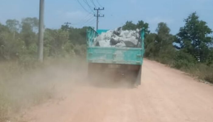 PT HPI Angkut Kaolin Lewati Fasilitas Umum, Warga Batu Penyu Khawatir Jalan Cepat Rusak