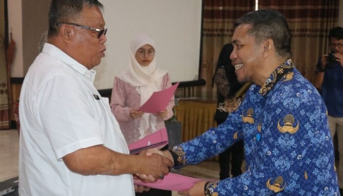 Dinilai Miliki Tiga Kriteria Ini, Khairil Serahkan SK Kenaikan Pangkat 72 Pegawai