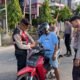 Tumbuhkan Nasionalisme Masyarakat, Sat Samapta Polres Beltim Bagikan Bendera Merah Putih
